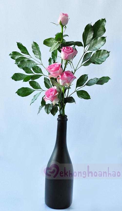 Hãy chiêm ngưỡng một bó hoa hồng đơn giản nhưng tinh tế được cắm bằng tay khéo léo. Hình ảnh này sẽ mang đến cho bạn sự tươi mới và gợi lên những cảm xúc tình cảm mạnh mẽ.
